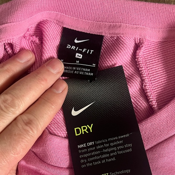Nike Medium NWT Women's Vibrant Pink Crewneck Sweatshirt - Picture 2 of 4